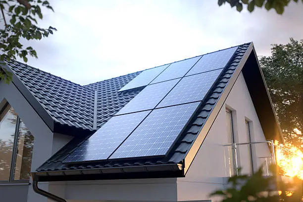 Pompe à chaleur et panneaux solaires installés sur une maison bien isolée